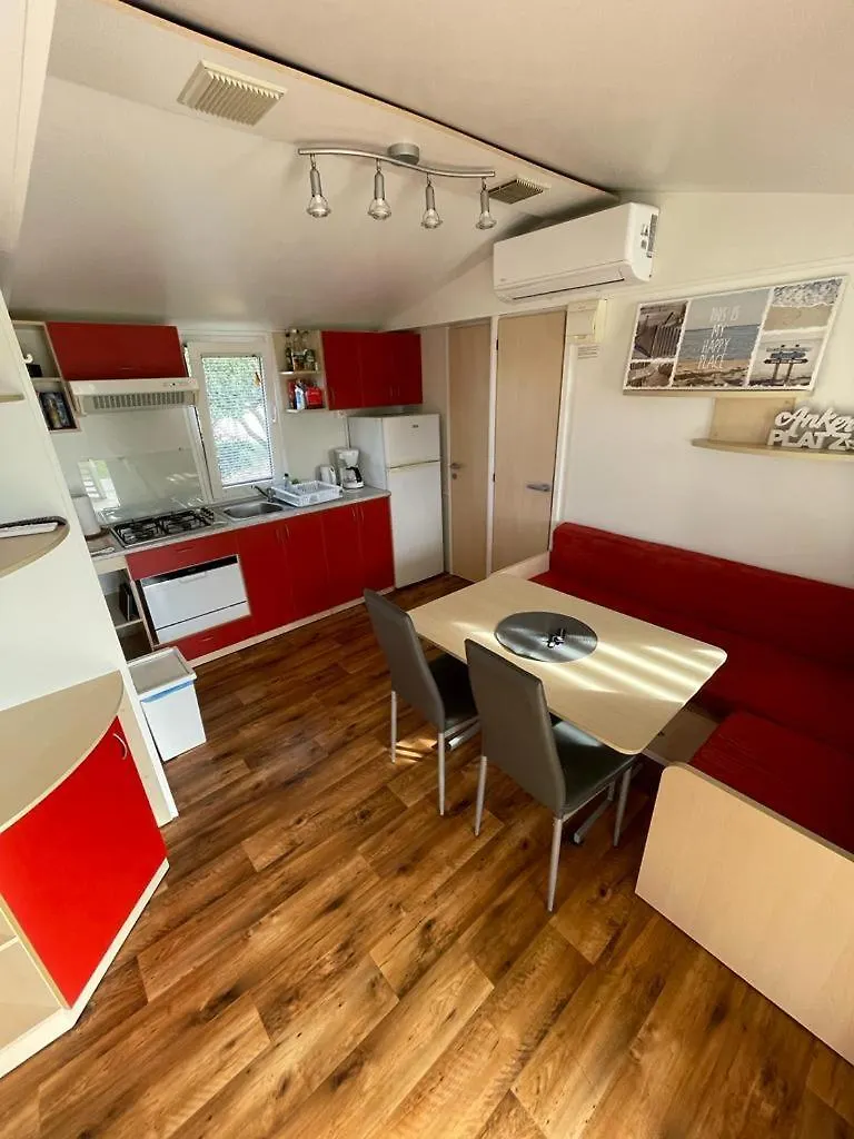 Gutti'S Mobilehome Biograd Na Moru